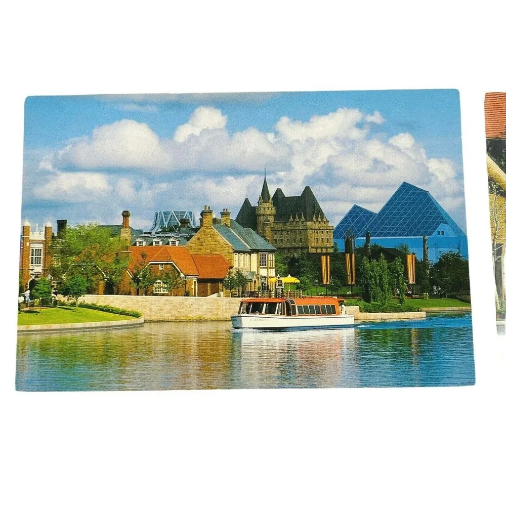 Set of 2 VTG 1982 Disney‎ Epcot Center Postcards